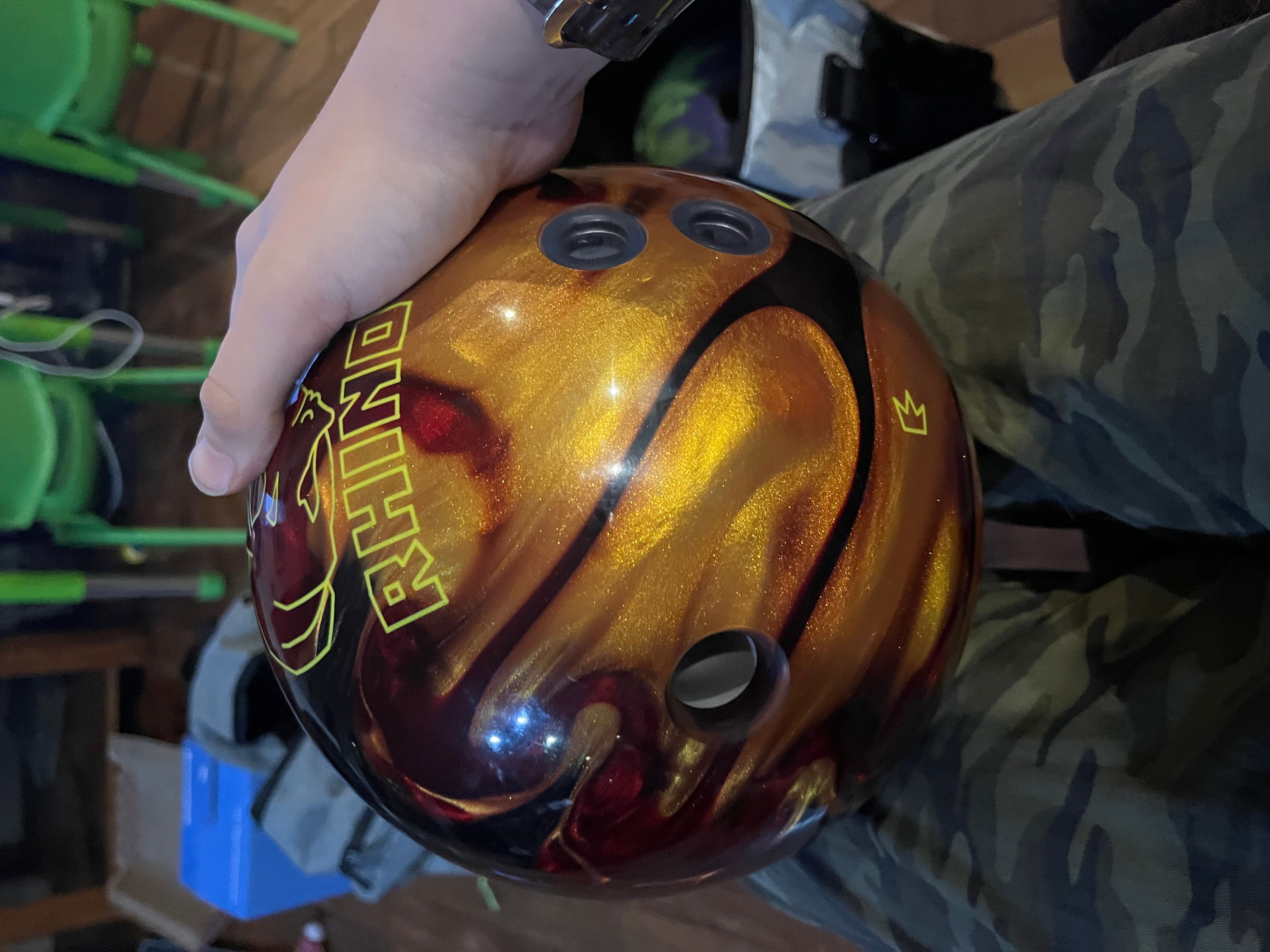 送料無料 Brunswick Rhino Reactive pre-drilled Bowling ball-レッド